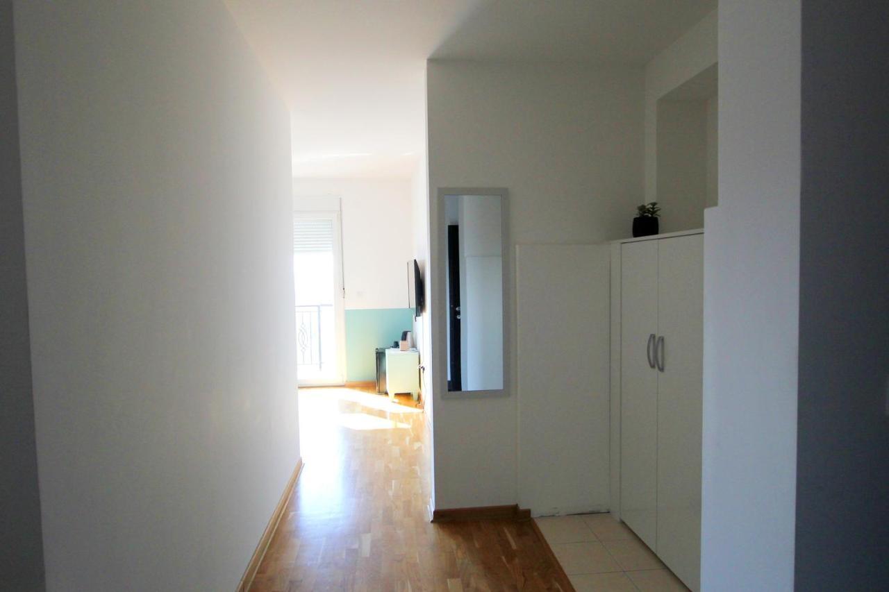 Lola Almost Apartment *